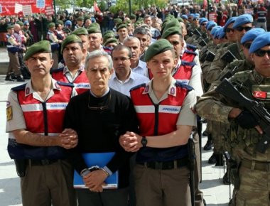 Τουρκία: Έτσι πηγαίνουν οι τουρκικές αρχές τους συλληφθέντες για την απόπειρα πραξικοπήματος σε δίκη (βίντεο)